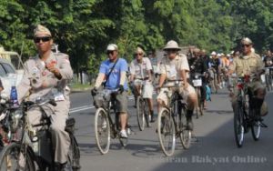 Sepeda Onthel Memenuhi Jalanan Kota Cirebon - PR